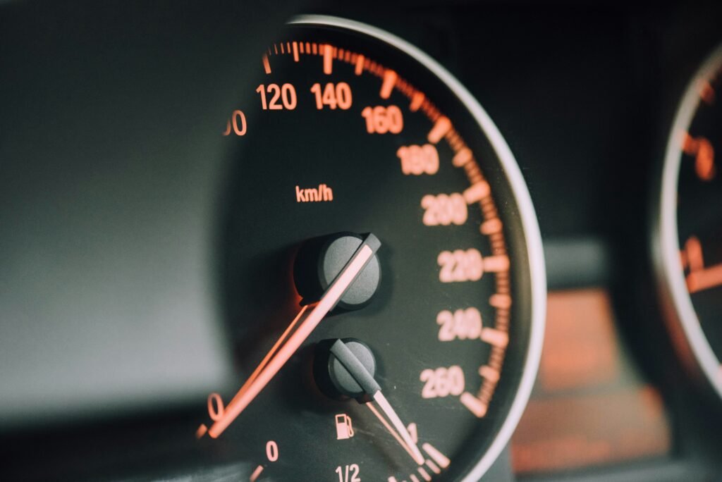 Painel de carro falhando ao acelerar, com luzes acesas e RPM irregular
