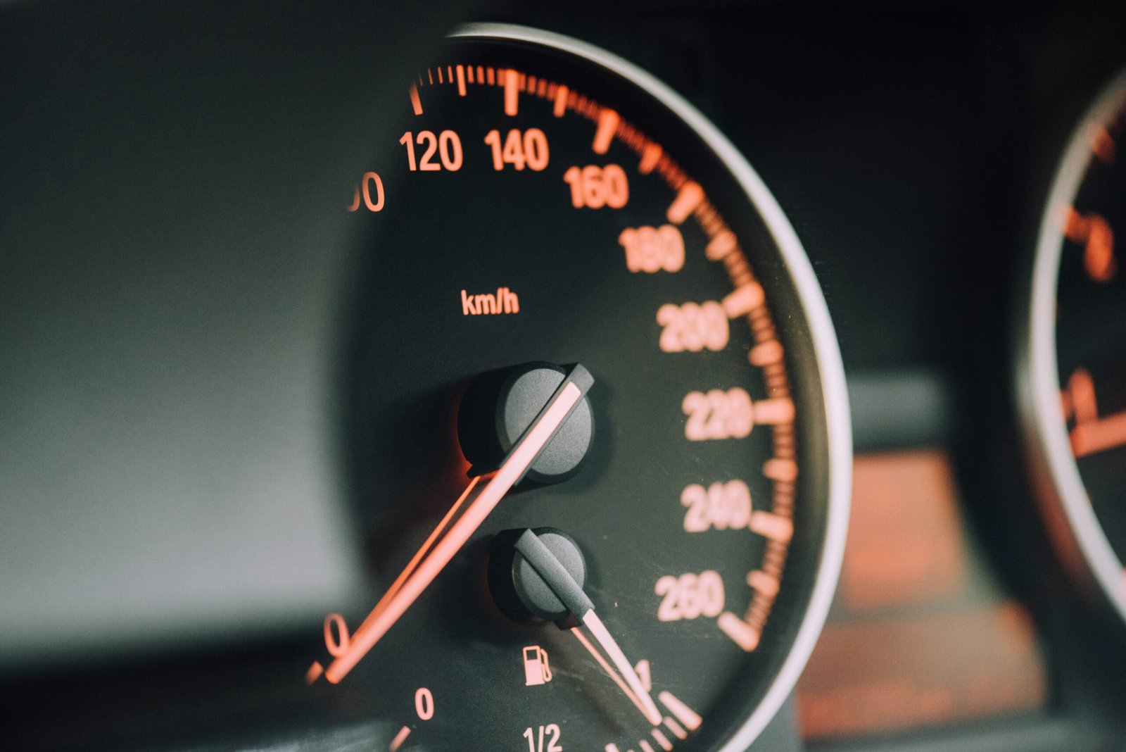Painel de carro falhando ao acelerar, com luzes acesas e RPM irregular